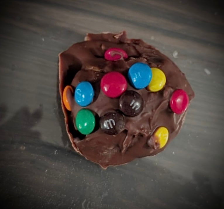 Boule de gâteau aux chocolats surmontées de m&m